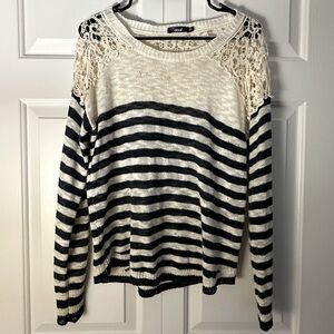 Chrochet detail knit Top